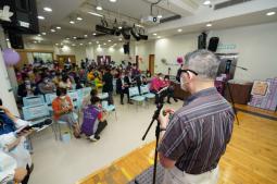 全失明復康導師陳瑞賢先生帶領著台下所有參加者一同還原扭計骰