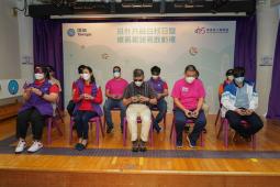 11位參加者一同挑戰在6分半鐘內還原扭計骰