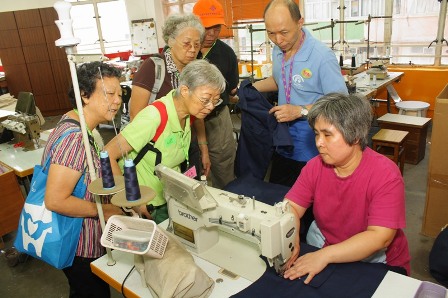 苑玲在盲人工廠開放日示範車衣