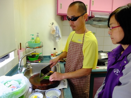 只要學識安全煮食技巧，切蔥又整齊，又安全