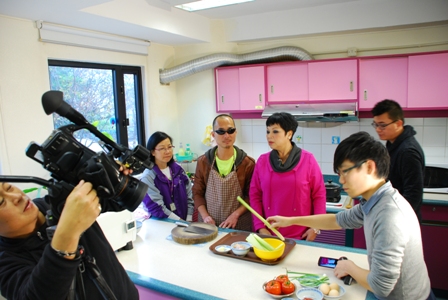 Gary 曾參與有線電視「肥媽當家」的錄影，與肥媽一起下廚。