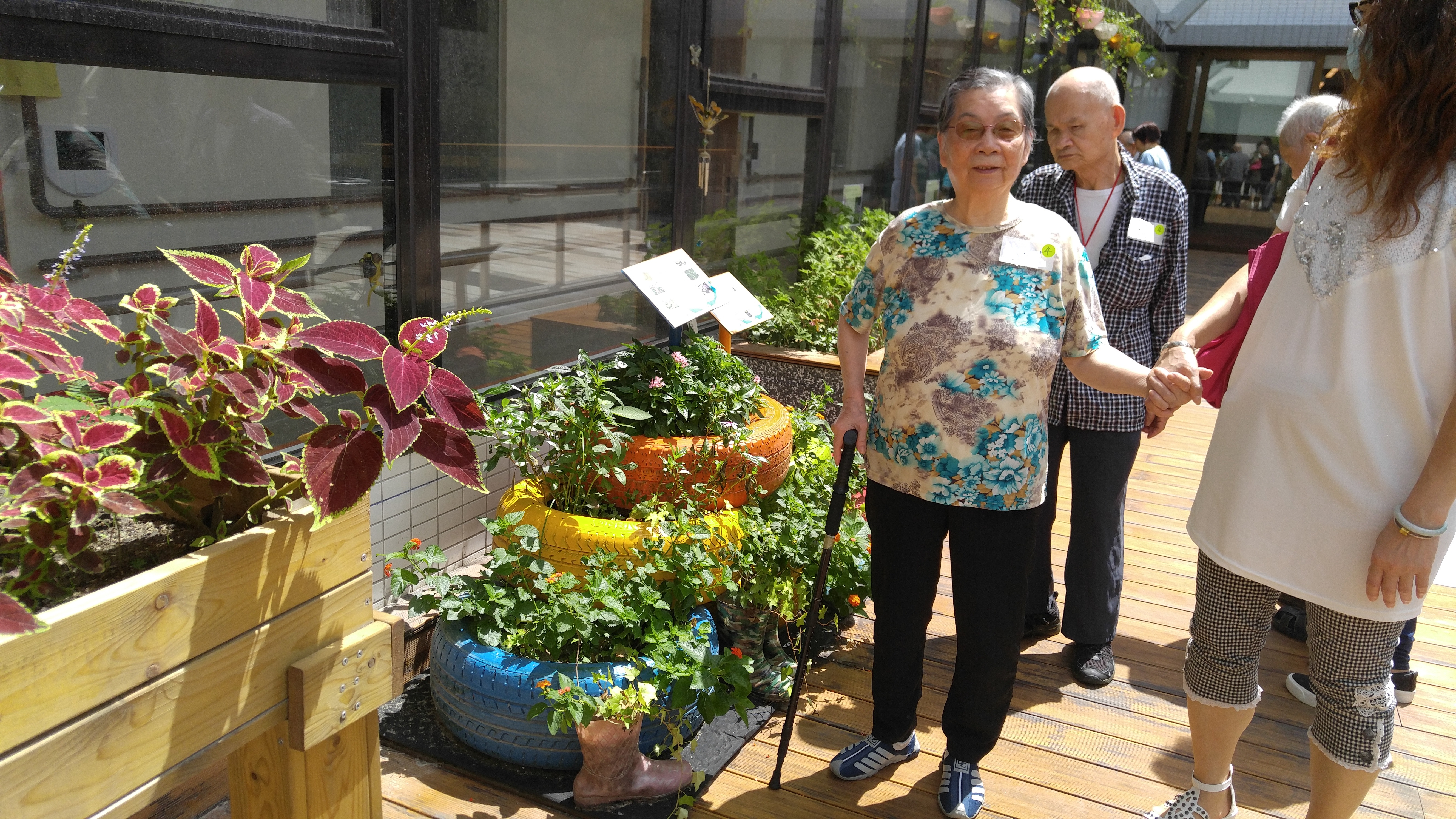 院友在花園散步