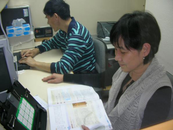 義工協助視障點字製作員