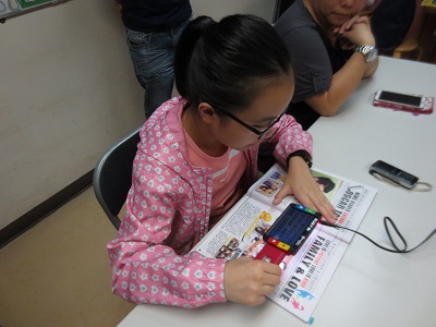 曉儀平時會用手提放大機看文字。