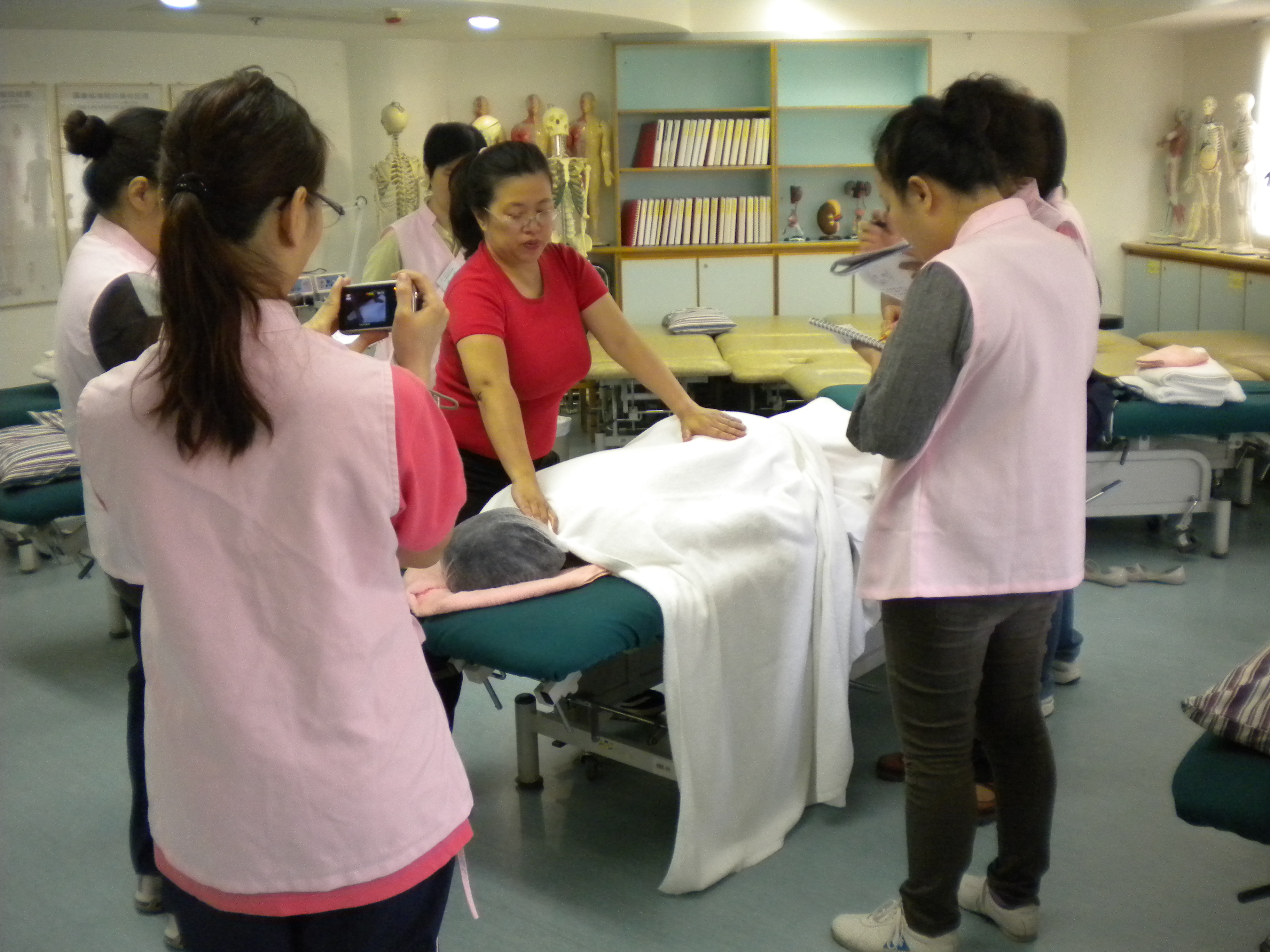 為學員提供按摩訓練