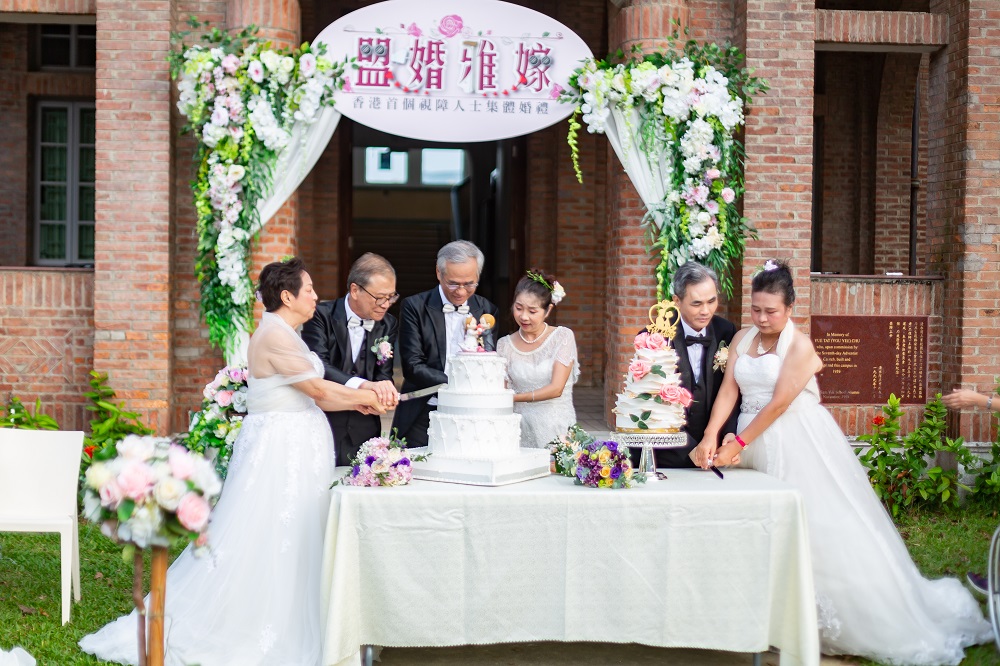 三對夫婦代表進行切蛋糕儀式