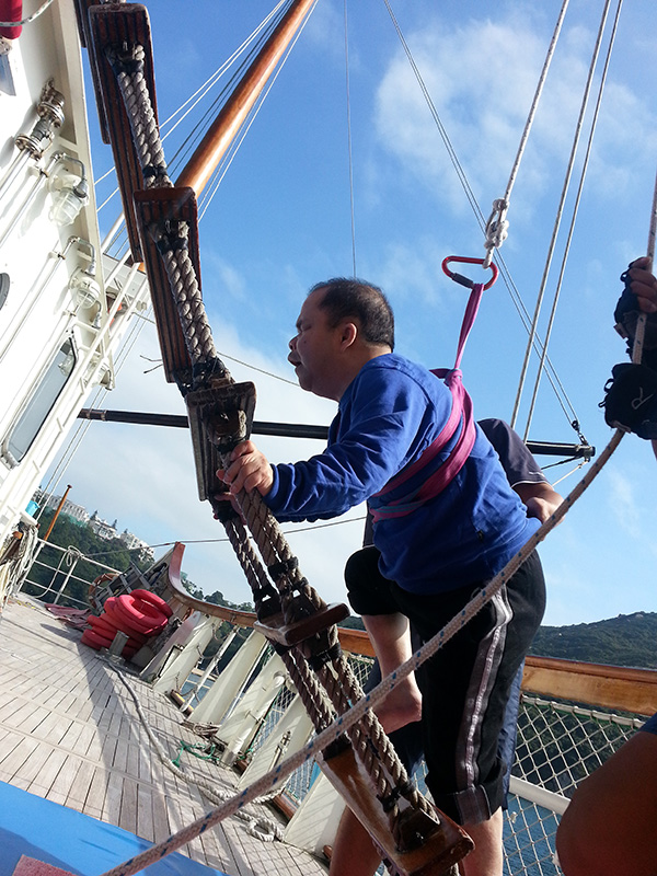 航海冒險：學員挑戰攀爬繩梯