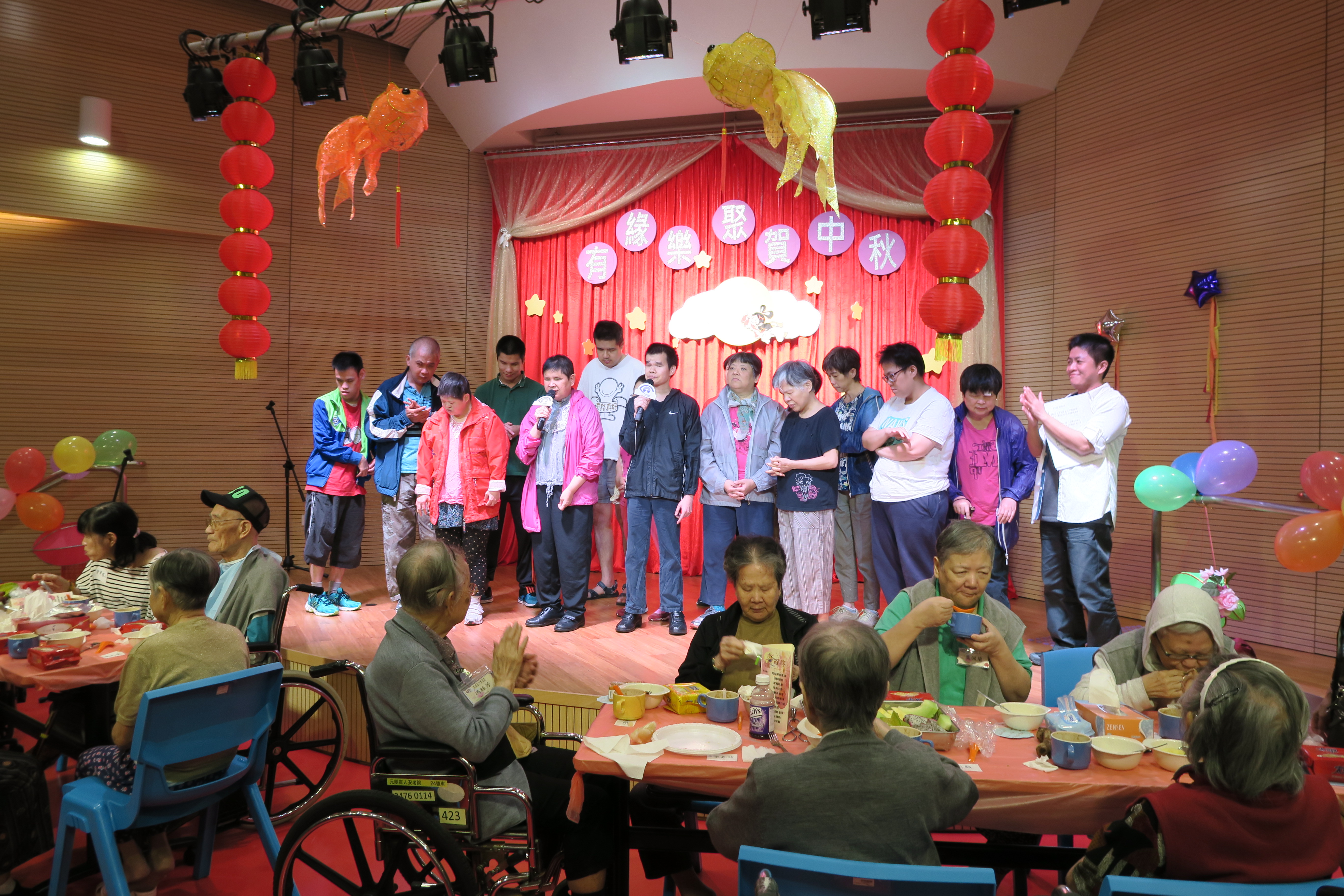 舍友在禮堂參與活動