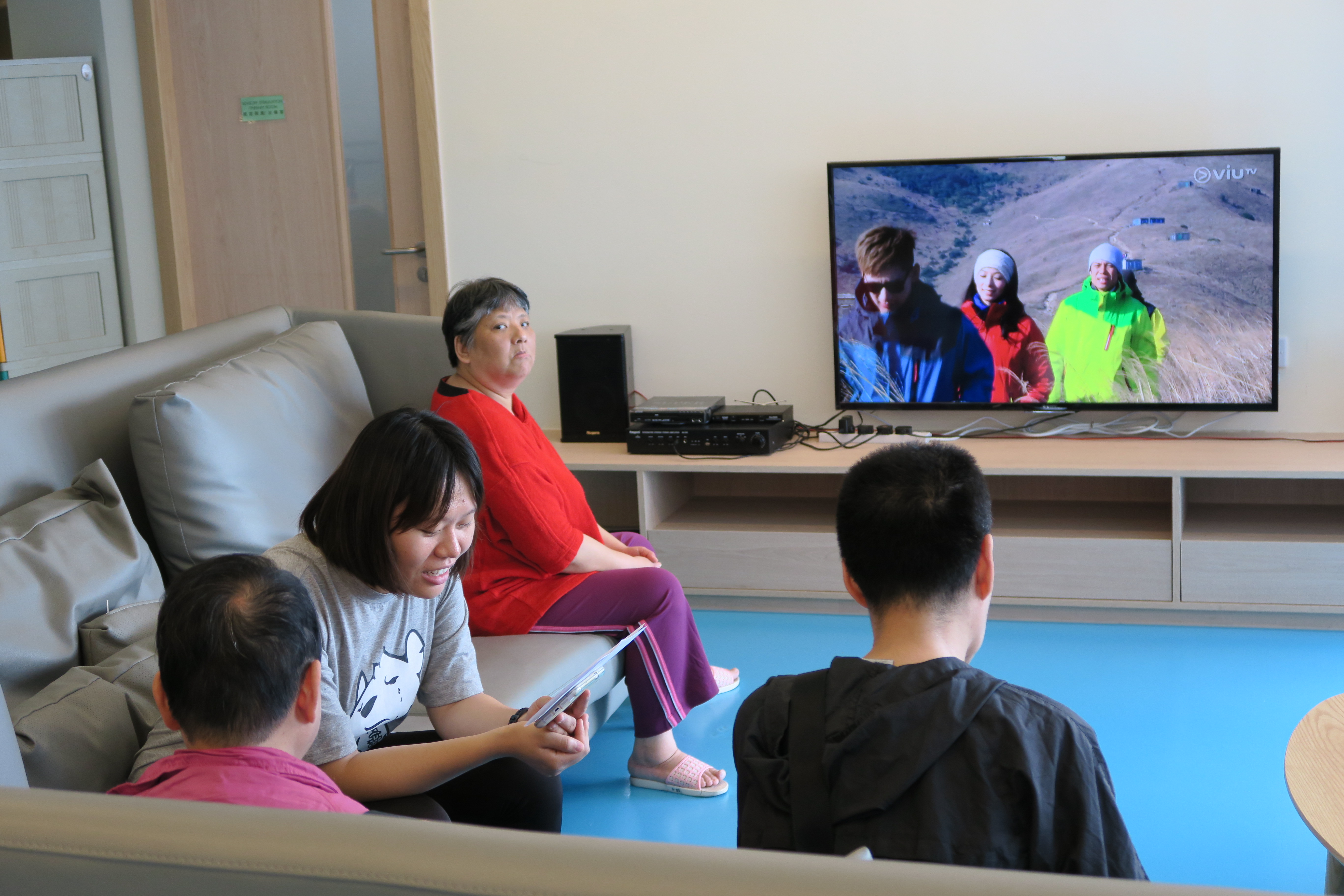 舍友在舒適的大廳看電視