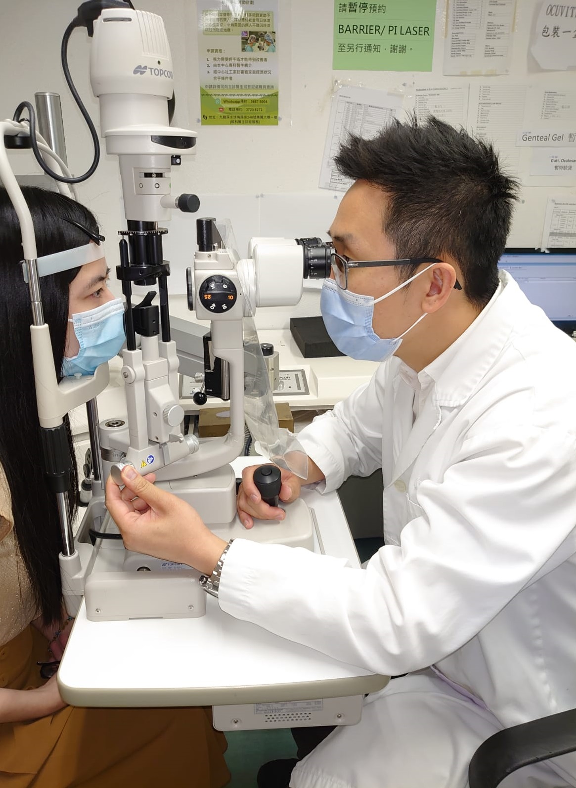 醫生爲視障人士檢查角膜