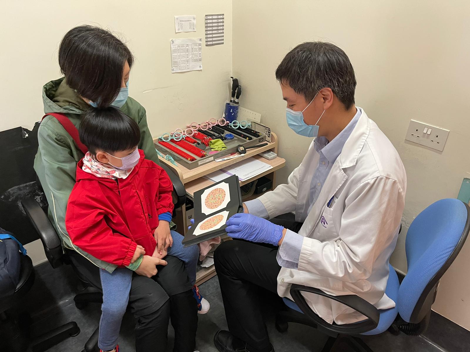視光師為小童進行色覺測驗