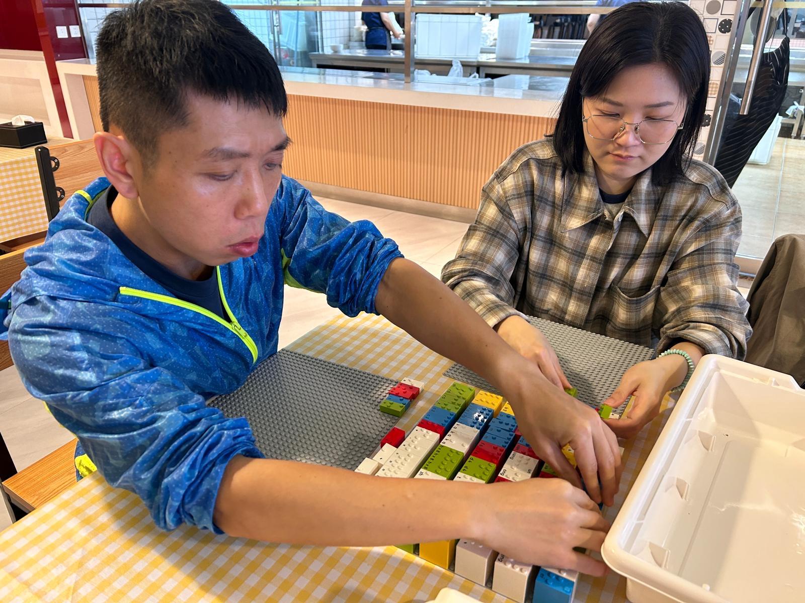 共有九位全職同事參與，包括四名視障同工。課程內容涵蓋盲文歷史、語法、教材編輯、盲文校對及教學技巧等。