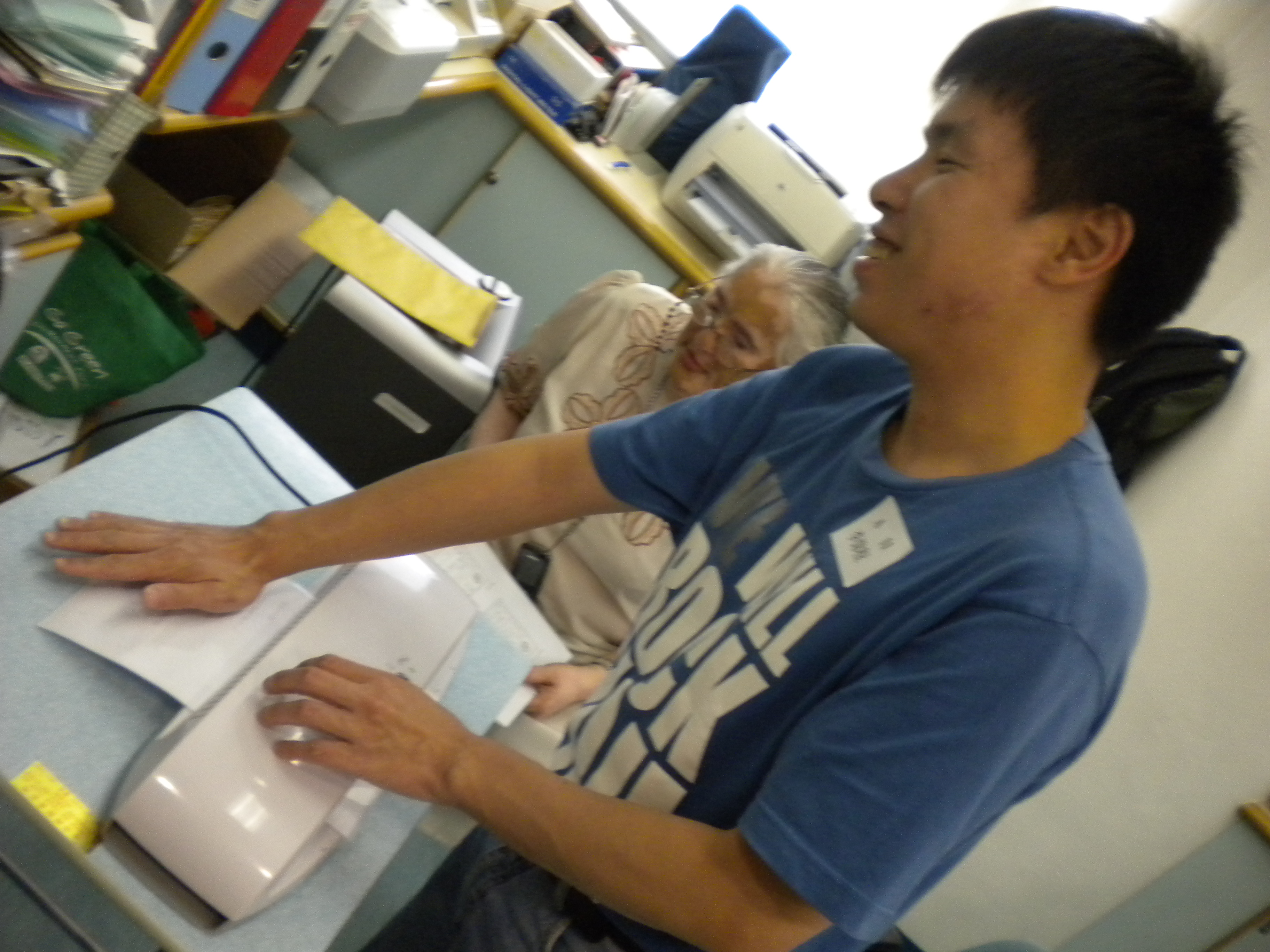 學員學習使用辦公室儀器