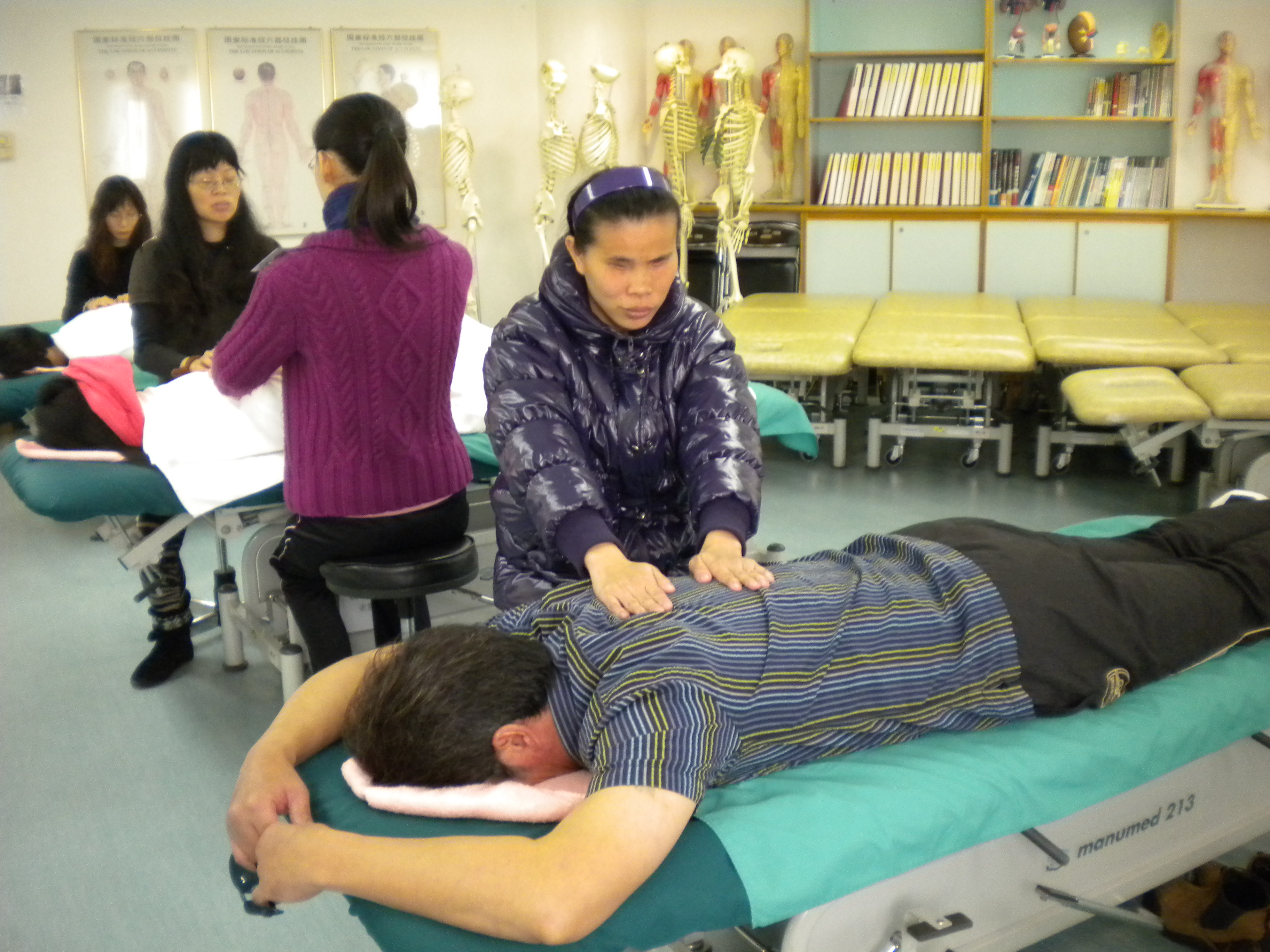 為學員提供按摩訓練