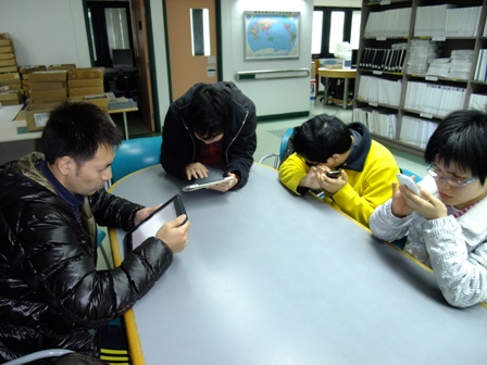 大家都非常投入地玩iPhone及iPad