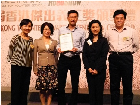 蜚聲色士風音樂基金會獲本會推薦，經嚴謹評審後，於2013年10月9日榮獲義務工作發展局頒予「第五屆香港傑出義工獎」優異獎，表揚其在義務工作的傑出表現。本會行政總裁譚靜儀女士(左二)、復康服務總監鍾淑明女士(右二)及義務工作發展局服務總監李佩琪女士(左一)與蜚聲色士風音樂基金會代表於「第五屆香港傑出義工獎」頒獎會場拍照留念。