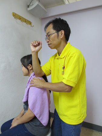 吳金棠為客人按摩