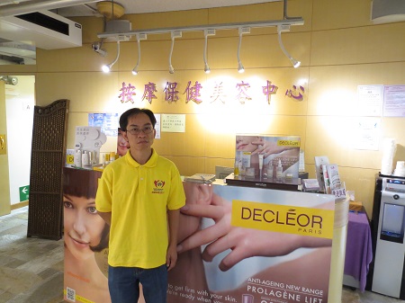 吳金棠為客人按摩