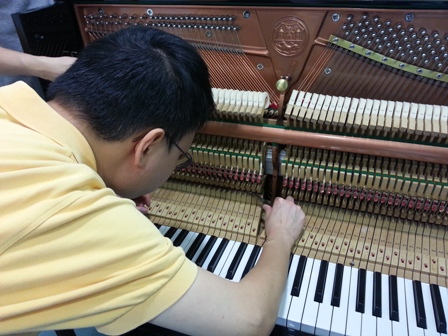 劉鎧澤認真地為客戶調琴