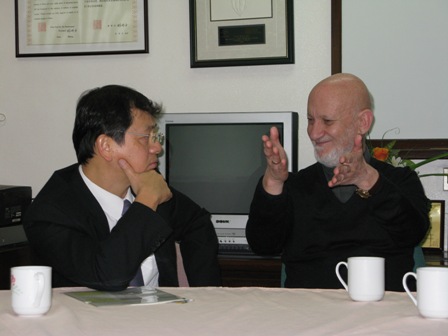 陳民安神父在港推廣觸感手語