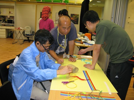 阿Lam和義工合力完成「觸感畫」