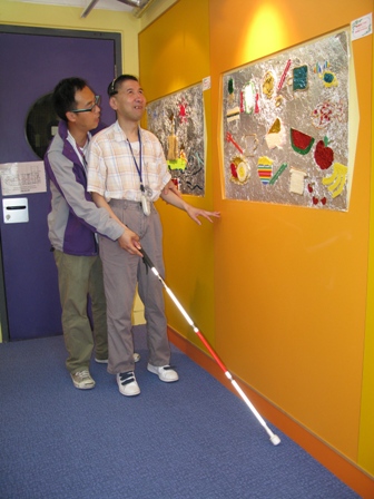 職員在多感官溝通訓練室進行訓練