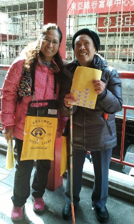 佳叔熱心公益，為本會2013「愛心售旗日」到街上賣旗