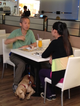 視障主人到餐廳用膳，Deanna會乖乖伏在餐桌下。