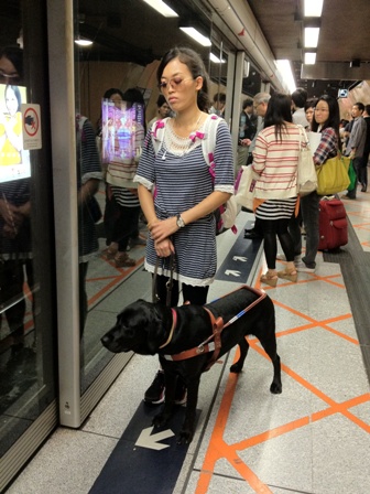 Nana帶主人乘搭港鐵
