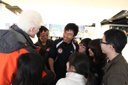 一班好朋友圍著漢彥恭喜他