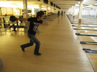 尹漢彥練習保齡球