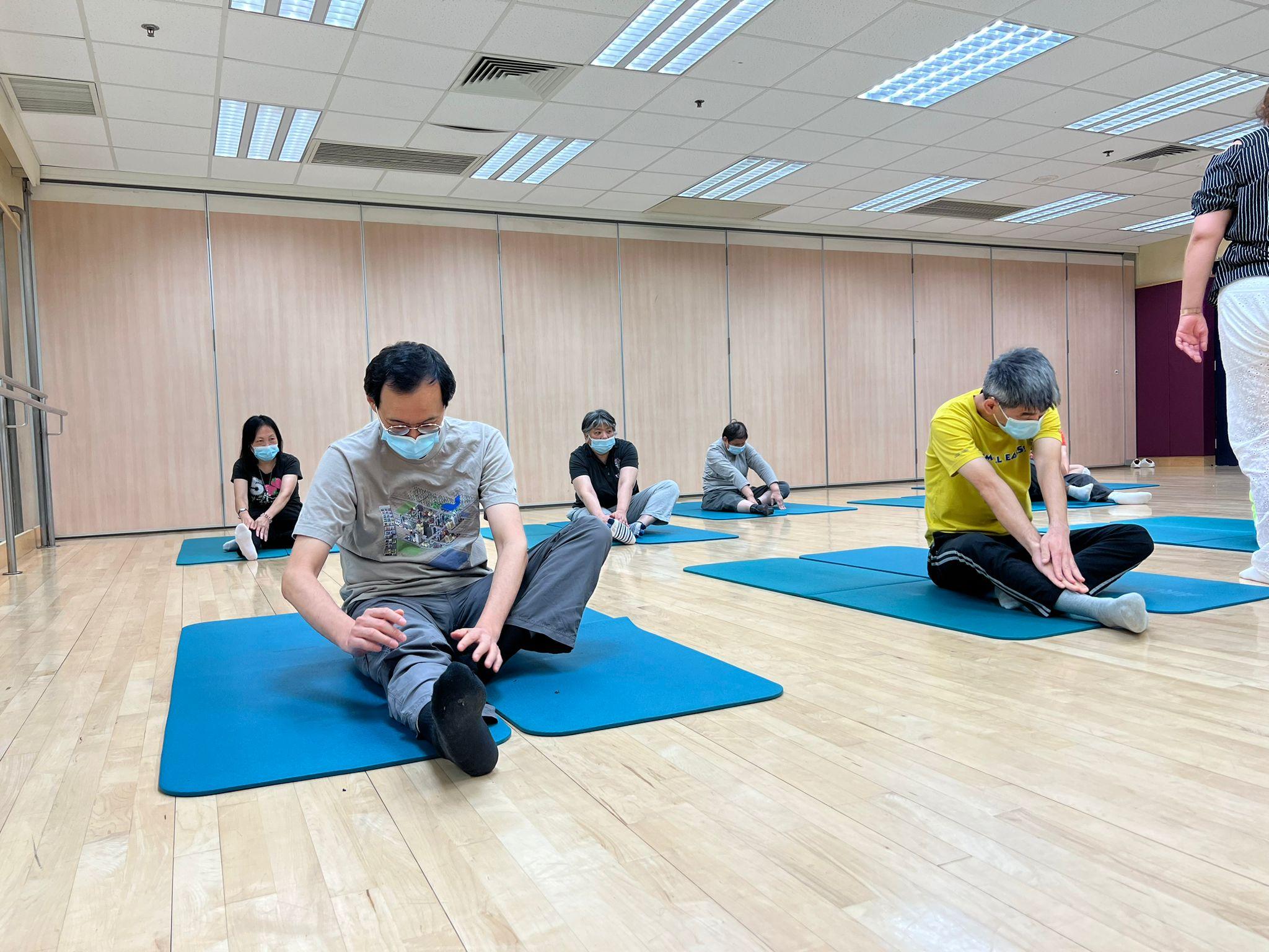 舍友參與社區的運動班，培養運動習慣