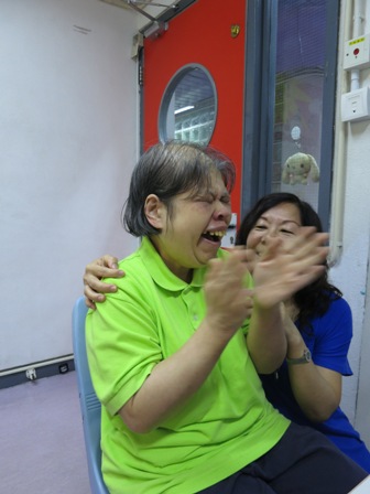 阿月見到小妹開心到拍手