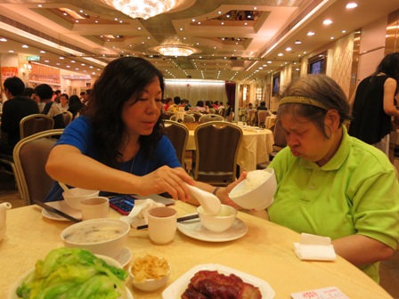 小妹每星期都會帶阿月去酒樓食她最愛的叉燒飯